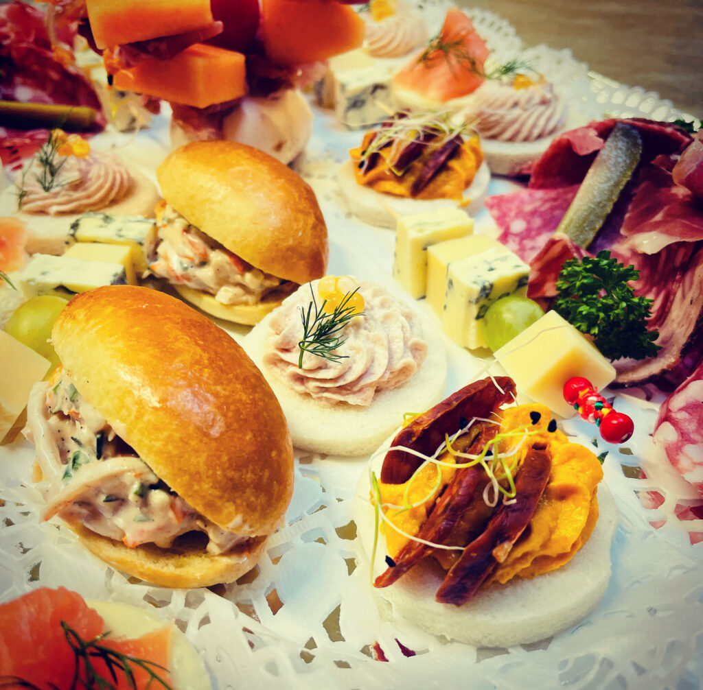 Bouchées et canapés d’un buffet Bergrest Traiteur
